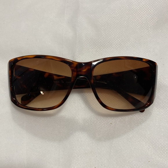 Tortoise Shell Tinted Plastic Sunglasses - Picture 10 of 14
